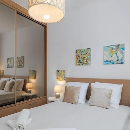 Apartment Luxury In Cozy Spacious Near Heart Of *