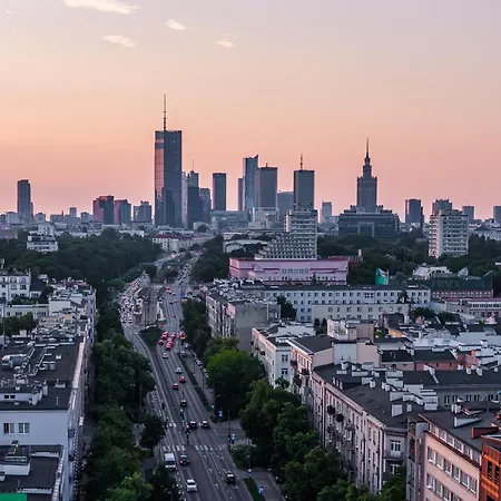 Luxury In Cozy Spacious Near Heart Of Apartment
