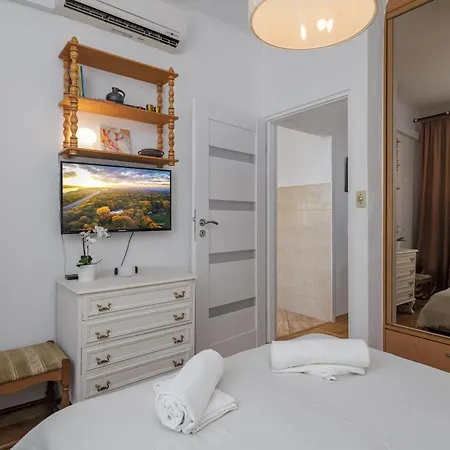 Luxury In Cozy Spacious Near Heart Of Apartment