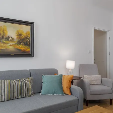 Luxury In Cozy Spacious Near Heart Of Apartment *