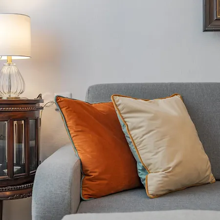 Luxury In Cozy Spacious Near Heart Of