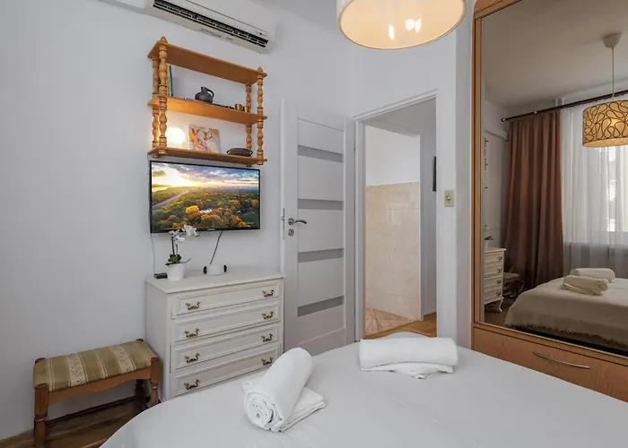 Luxury In Cozy Spacious Near Heart Of Apartment