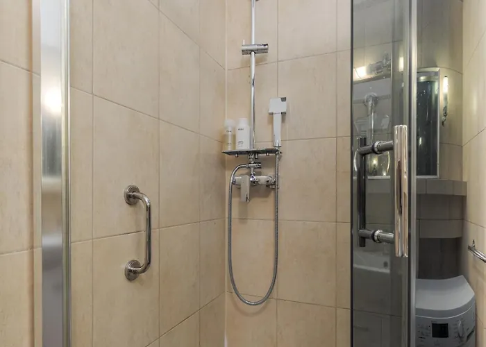 Luxury In Cozy Spacious Near Heart Of *