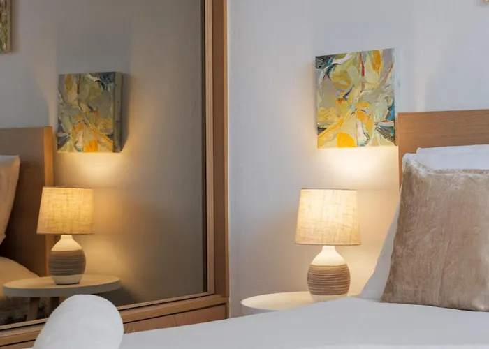 Luxury In Cozy Spacious Near Heart Of Apartment